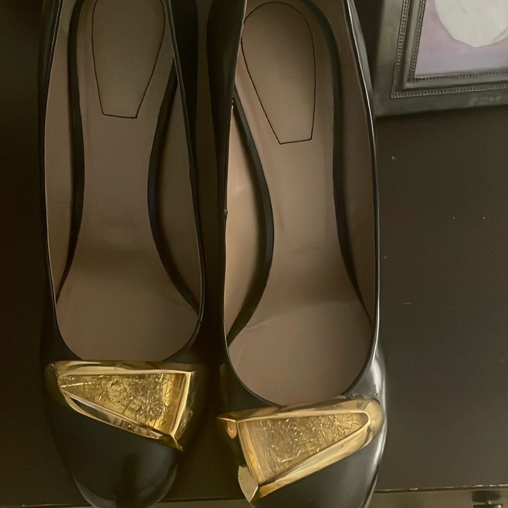 Chloe Black and Gold Heels with Textured Toe